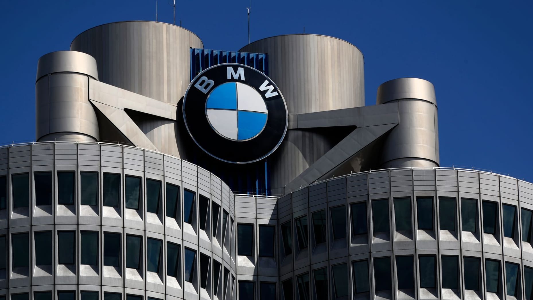 BMW-Zentrale in München (Archiv): Der Finanzvorstand hält die Aktie des Unternehmens für "definitiv unterbewertet". BMW-Zentrale in München (Archiv): Der Finanzvorstand hält die Aktie des Unternehmens für "definitiv unterbewertet".