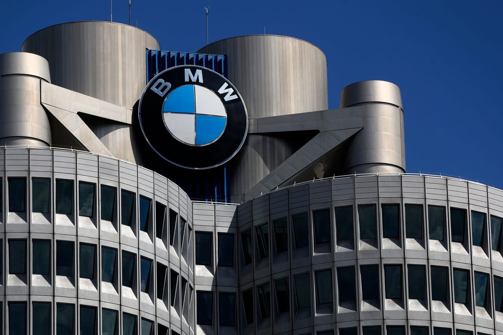 BMW-Zentrale in München (Archiv): Der Finanzvorstand hält die Aktie des Unternehmens für "definitiv unterbewertet". BMW-Zentrale in München (Archiv): Der Finanzvorstand hält die Aktie des Unternehmens für "definitiv unterbewertet".