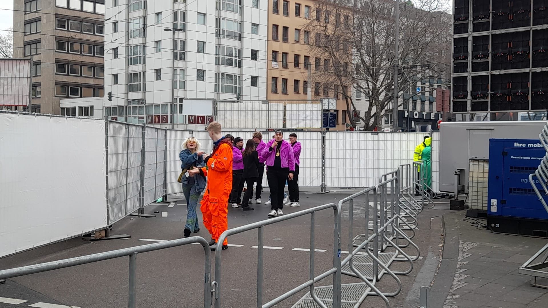 Und ab durch die Kontrolle: Trotz Einlass-Stopp kommen offenbar Feiernde zum Hotspot.