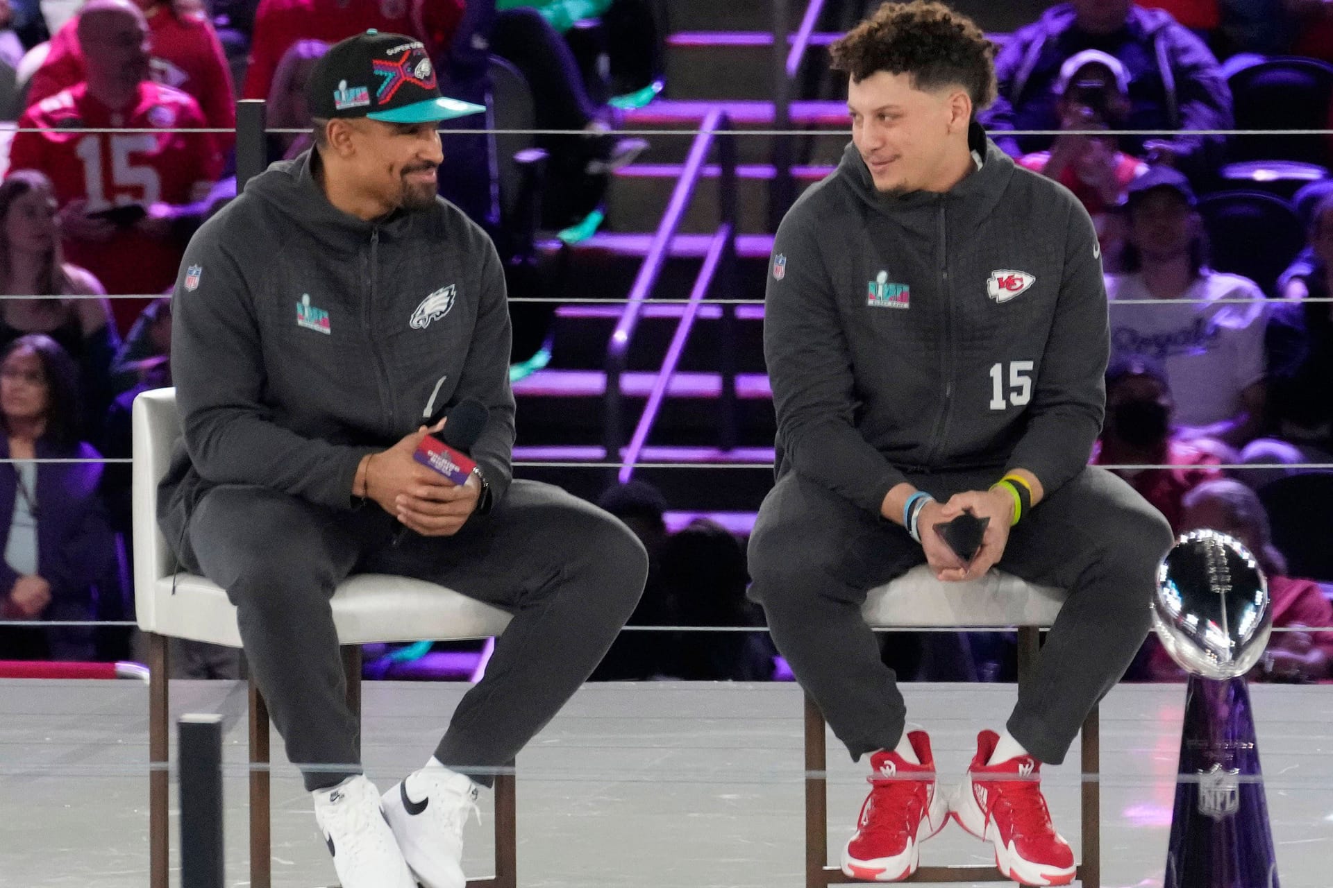 Kontrahenten im Super Bowl: Eagles-Quarterback Jalen Hurts (li.) und Chiefs-Spielmacher Patrick Mahomes.