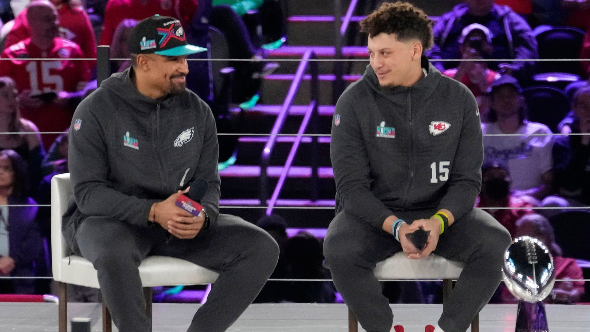 Kontrahenten im Super Bowl: Eagles-Quarterback Jalen Hurts (li.) und Chiefs-Spielmacher Patrick Mahomes.