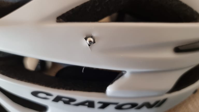 Im Fahrradhelm steht die kleine Metallkugel: Der Radler blieb aber unverletzt.