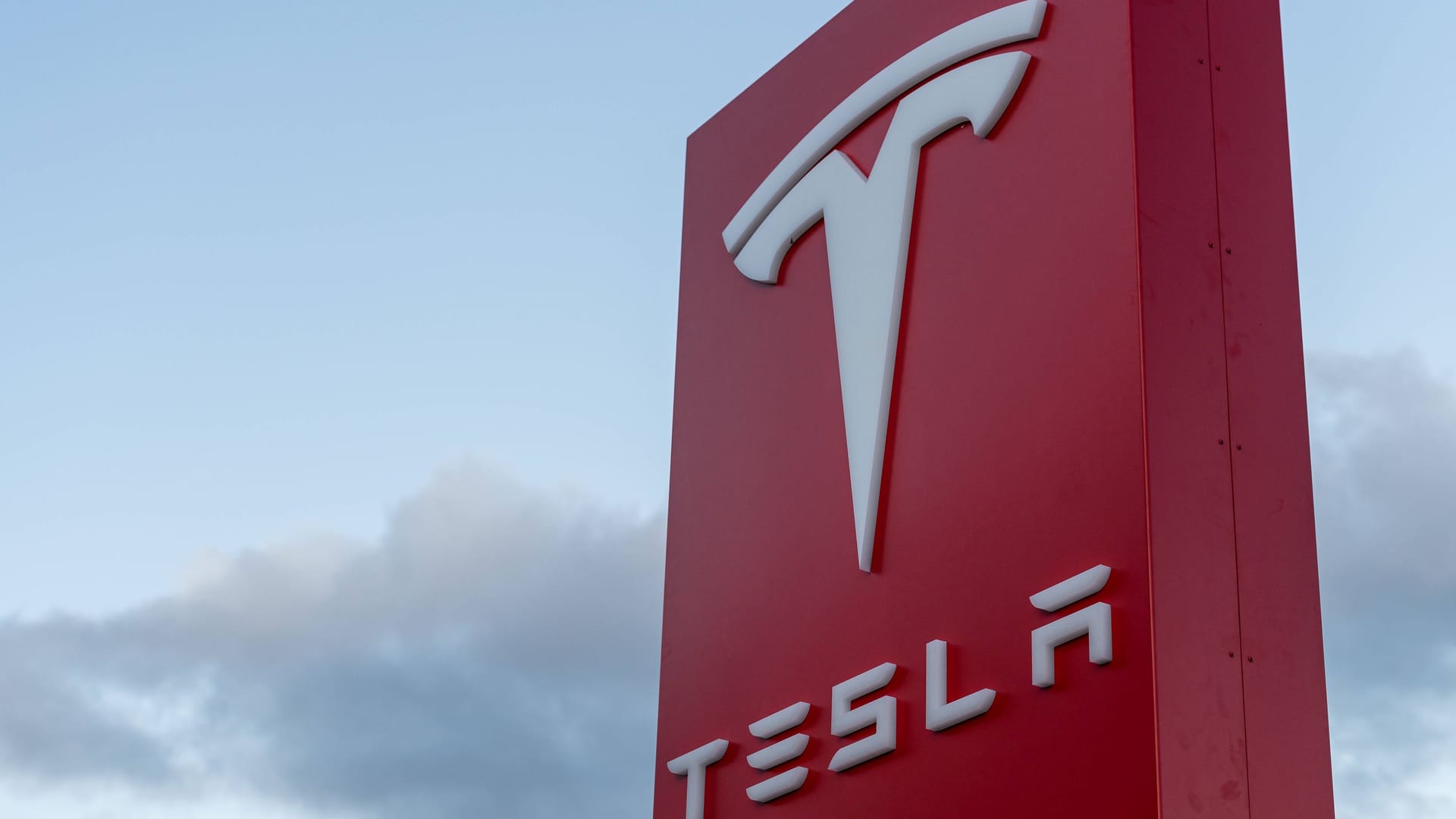 Tesla-Logo: Der Autobauer hat 30 Mitarbeiter entlassen, weil sie sich gewerkschaftlich organisieren wollten. Tesla-Logo: Der Autobauer hat 30 Mitarbeiter entlassen, weil sie sich gewerkschaftlich organisieren wollten.