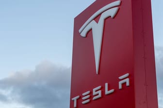 Tesla-Logo: Der Autobauer hat 30 Mitarbeiter entlassen, weil sie sich gewerkschaftlich organisieren wollten.