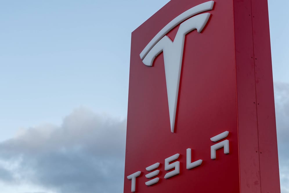 Tesla-Logo: Der Autobauer hat 30 Mitarbeiter entlassen, weil sie sich gewerkschaftlich organisieren wollten.