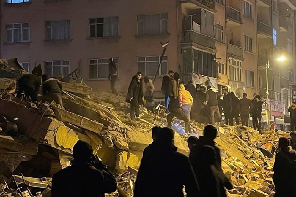 Pazarcik im Süden der Türkei: Menschen suchen in Trümmern nach Überlebenden.