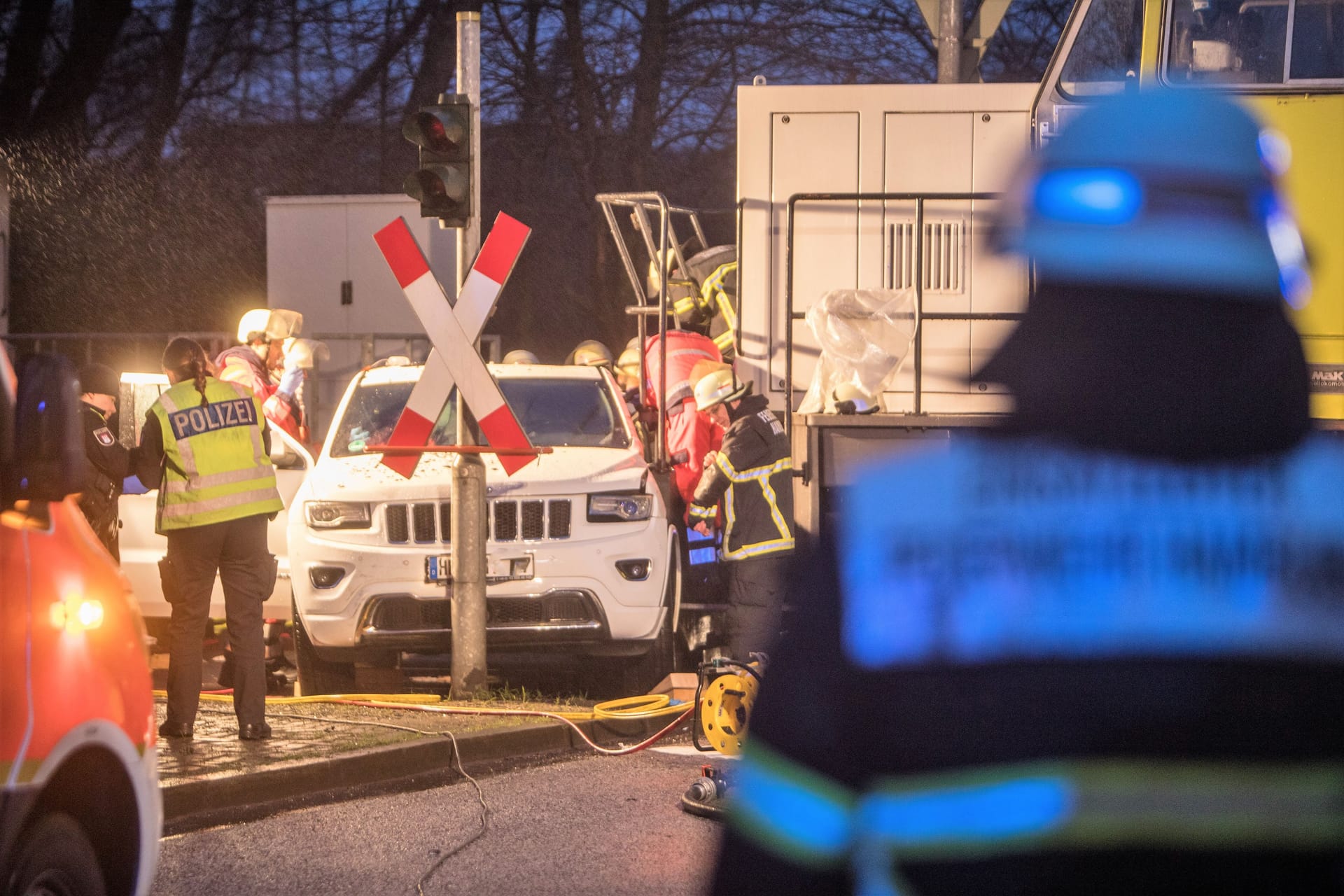 Auf dem Neuhöfer Damm in Hamburg wurde auf einem Bahnübergang ein Pkw von einer Lok erfasst.