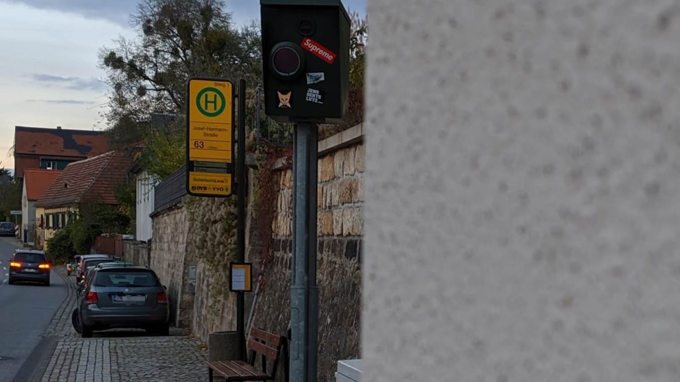 Der Blitzer an der Pillnitzer Landstraße wurde aufgestellt, um Schulweg und Bushaltestelle sicherer zu machen.