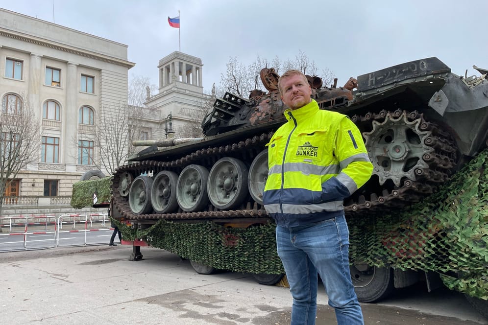 Enno Lenze und "sein" Panzer: Das Rohr zeigt auf die russische Botschaft in Berlin.