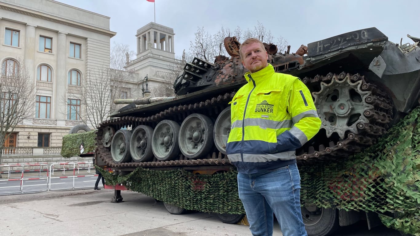 Enno Lenze und "sein" Panzer: Das Rohr zeigt auf die russische Botschaft in Berlin.