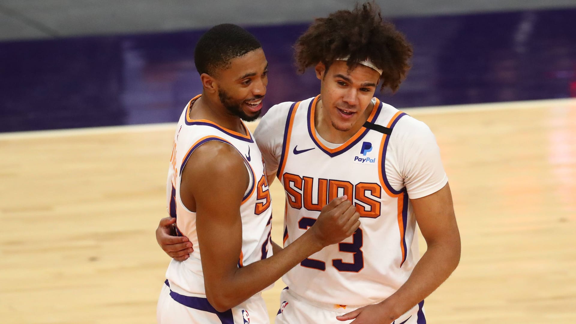 Mikal Bridges (l.) und Cameron Johnson spielen nun für die Brooklyn Nets.