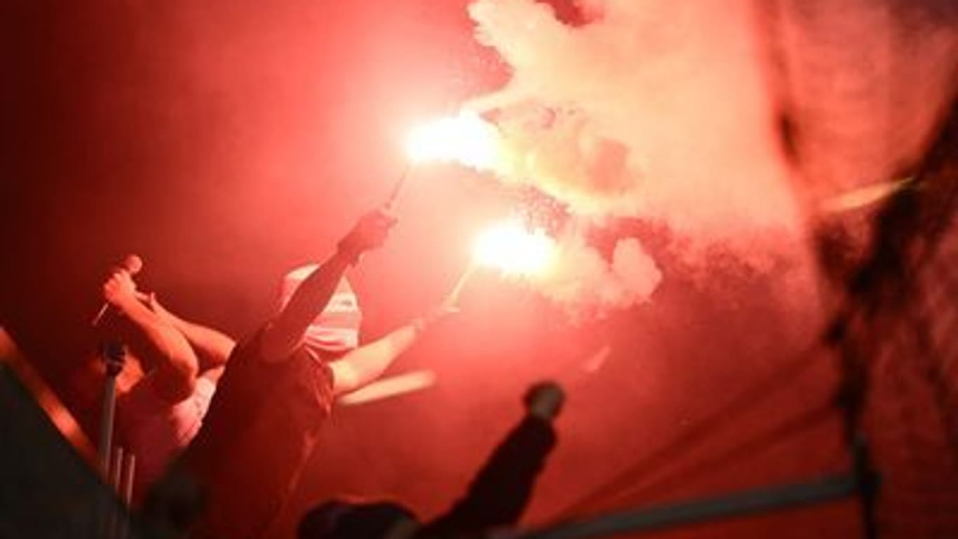 Fans von Union Berlin feiern beim Spiel gegen Ajax Amsterdam.