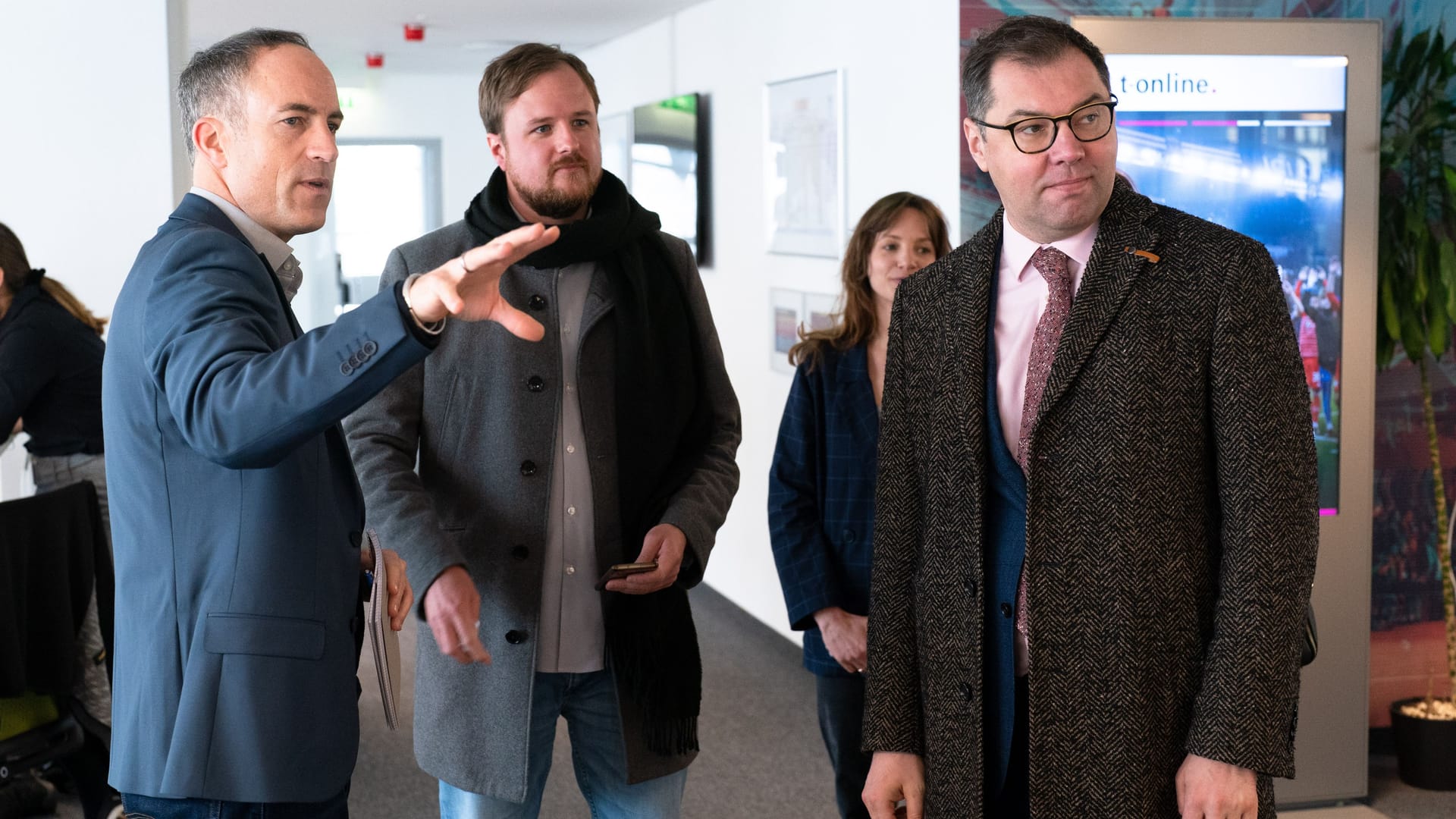 Oleksii Makeiev (r.) im Newsroom von t-online, mit Chefredakteur Florian Harms (l.) und den Redakteuren Daniel Mützel (2.v.l.) und Clara Lipkowski (2.v.r.).