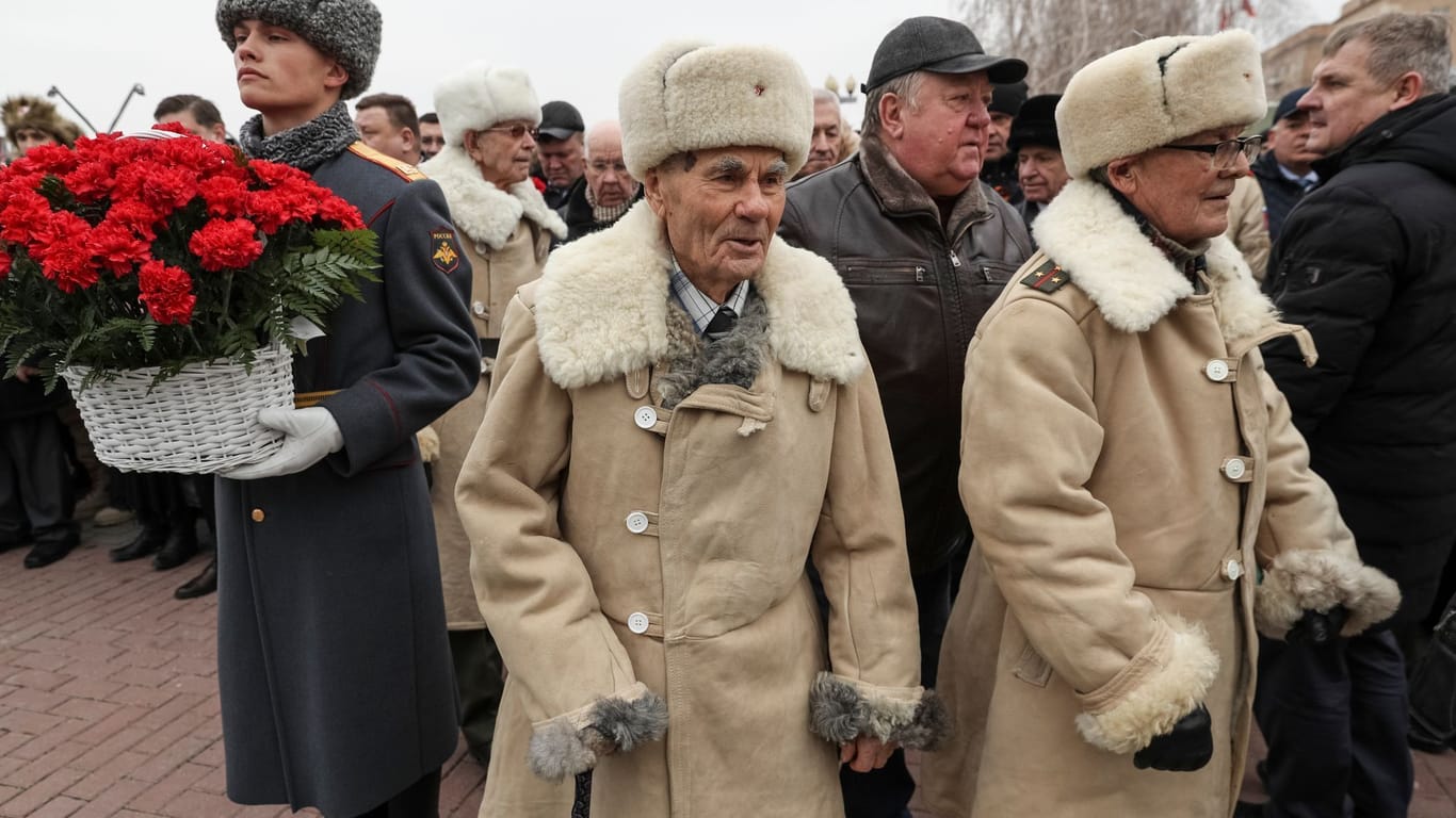 Veteranen in Uniformen der Roten Armee gedenken der sowjetischen Helden der Schlacht von Stalingrad. Quelle: