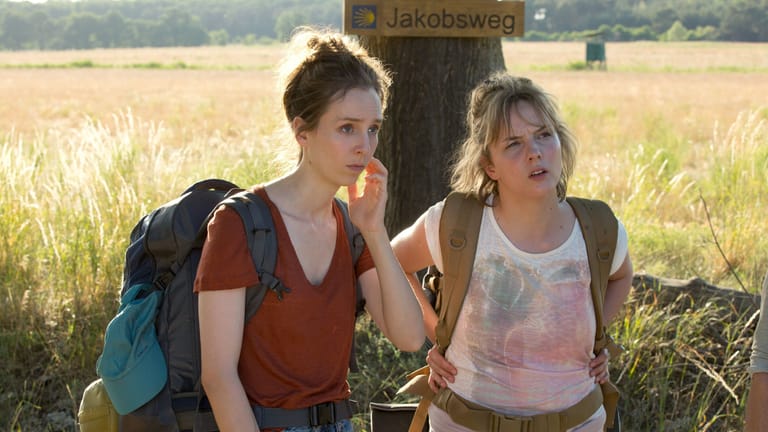 Maria Schick (Anna-Maria Bednarzik, r.) und Caroline Mai (Maj-Britt Klenke, l.) werden während ihrer Pilgerreise zu wichtigen Zeuginnen im Zusammenhang mit einem Tötungsdelikt.