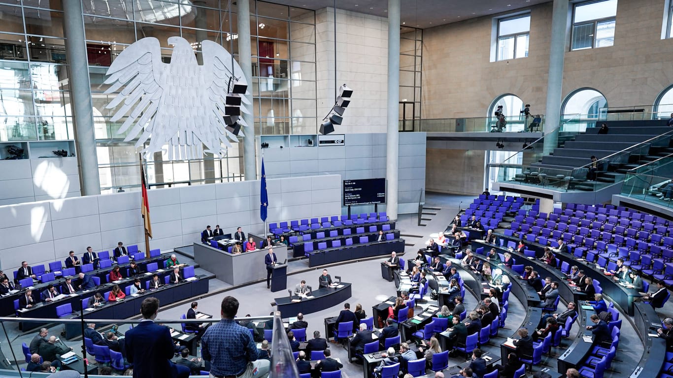 Bundestagssitzung: Die Abgeordneten bekommen monatlich Geld- und Sachleistungen für den Aufwand, der ihnen in ihrer parlamentarischen Arbeit entsteht.