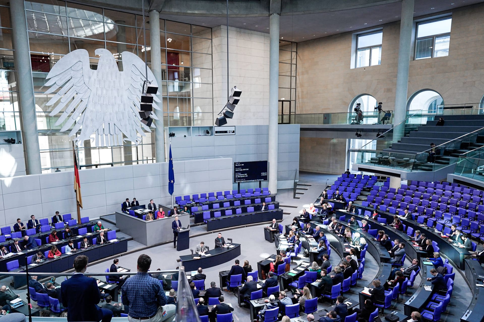 Bundestagssitzung: Die Abgeordneten bekommen monatlich Geld- und Sachleistungen für den Aufwand, der ihnen in ihrer parlamentarischen Arbeit entsteht.