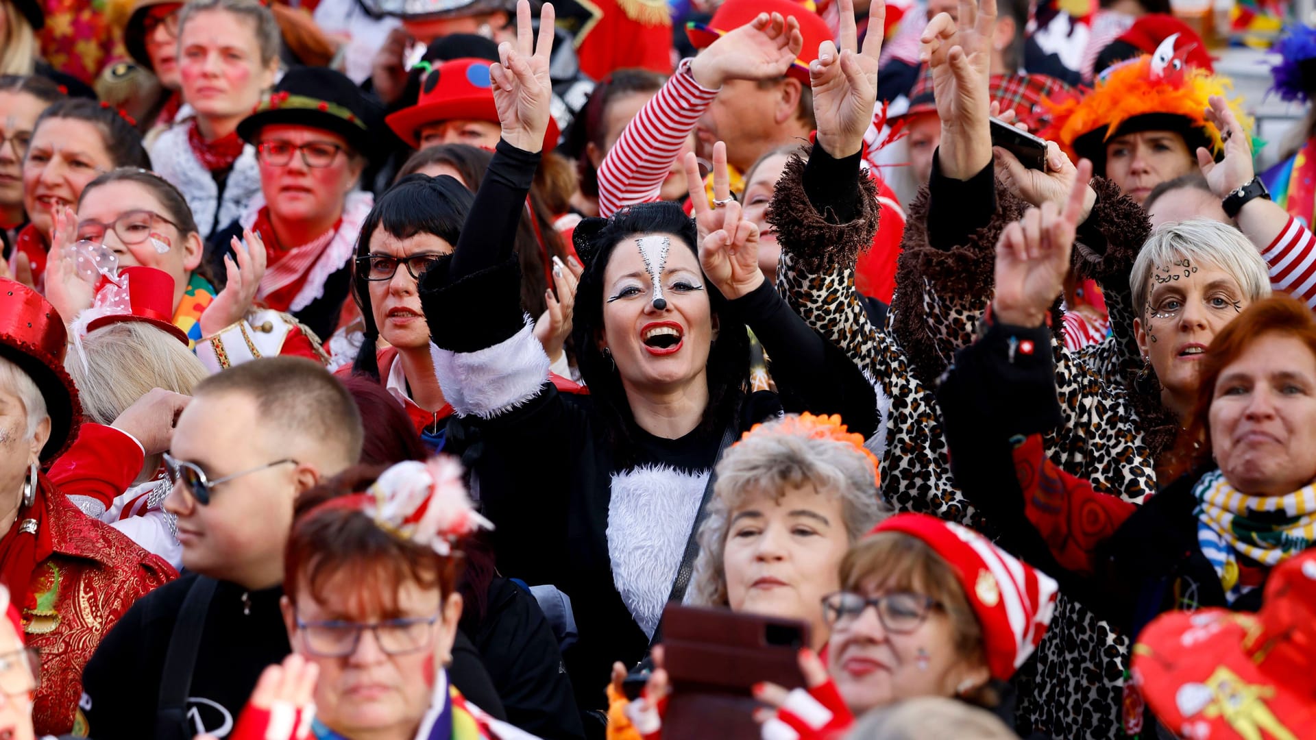 Jecken und Narren feiern auf dem Kölner Heumarkt (Archivbild): Am 16. Februar startet der Straßenkarneval in Köln.