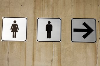 Hinweise zeigen den Weg zum WC: Am Kölner Humboldt-Gymnasium gibt es bald Unisex-Toiletten.