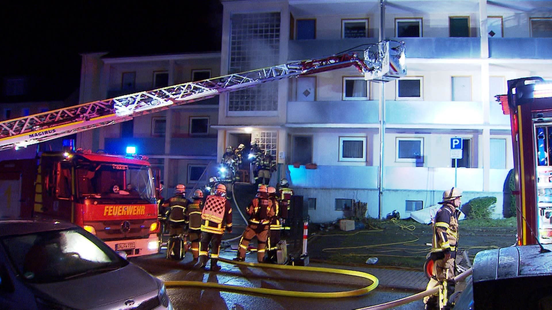 Einsatzkräfte der Feuerwehr in der Regenbogenstraße: Am Dienstagabend ist in der Obdachlosenunterkunft ein Feuer ausgebrochen.