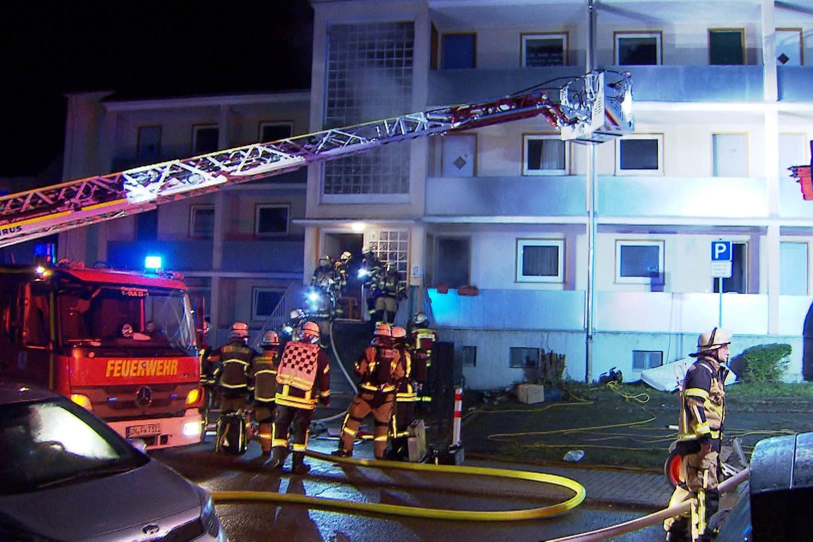 Einsatzkräfte der Feuerwehr in der Regenbogenstraße: Am Dienstagabend ist in der Obdachlosenunterkunft ein Feuer ausgebrochen.