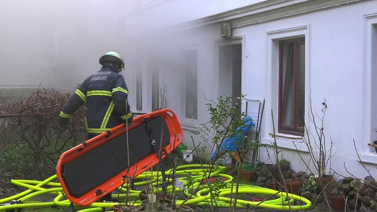 Bei einem Wohnungsbrand in Hamburg-Eimsbüttel ist ein toter Mann gefunden worden.