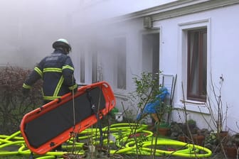 Bei einem Wohnungsbrand in Hamburg-Eimsbüttel ist ein toter Mann gefunden worden.