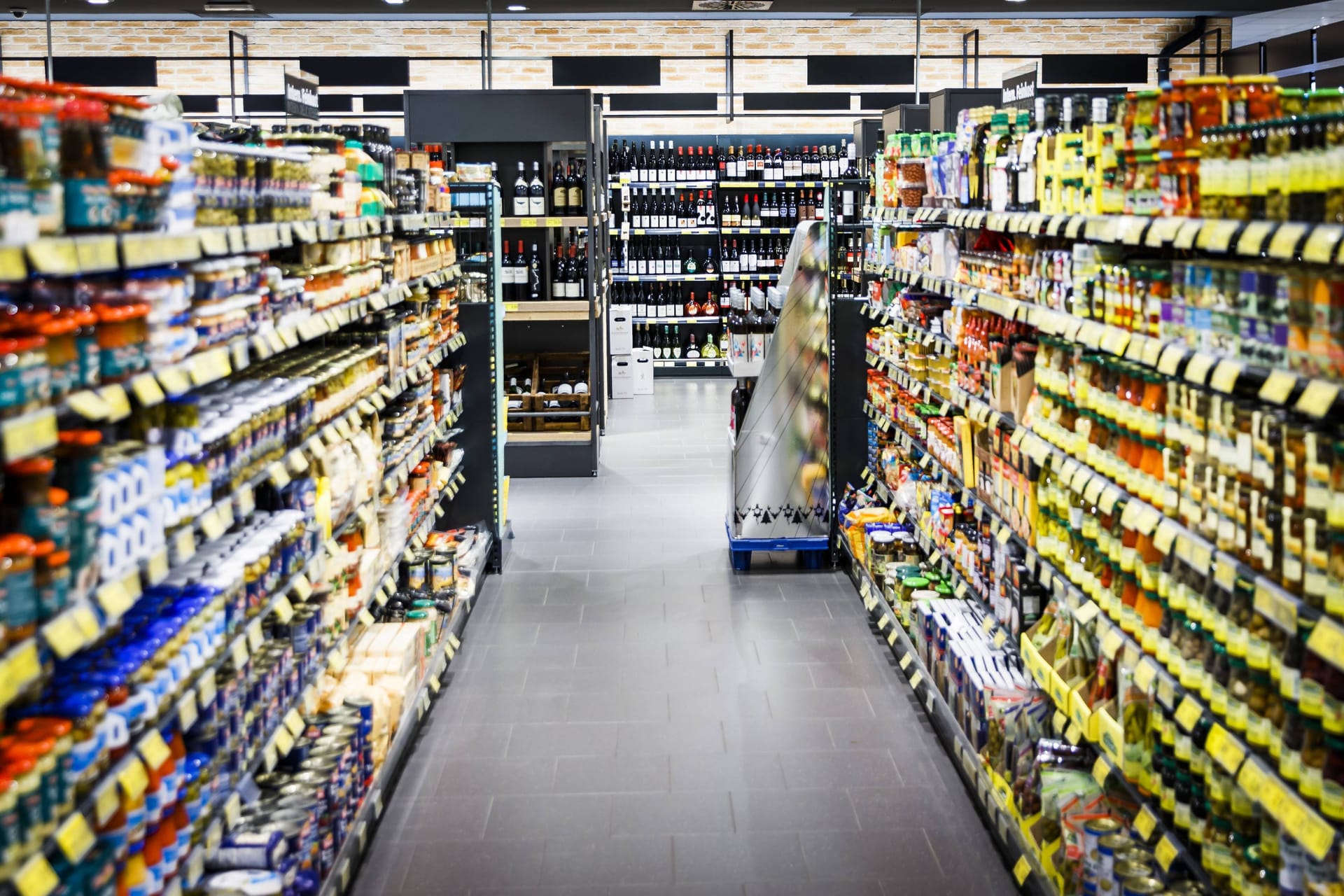 Augen auf bei der Produktwahl: Um Mogelpackungen im Supermarkt zu entlarven, lohnt sich ein prüfender Blick auf die Inhaltsangaben.