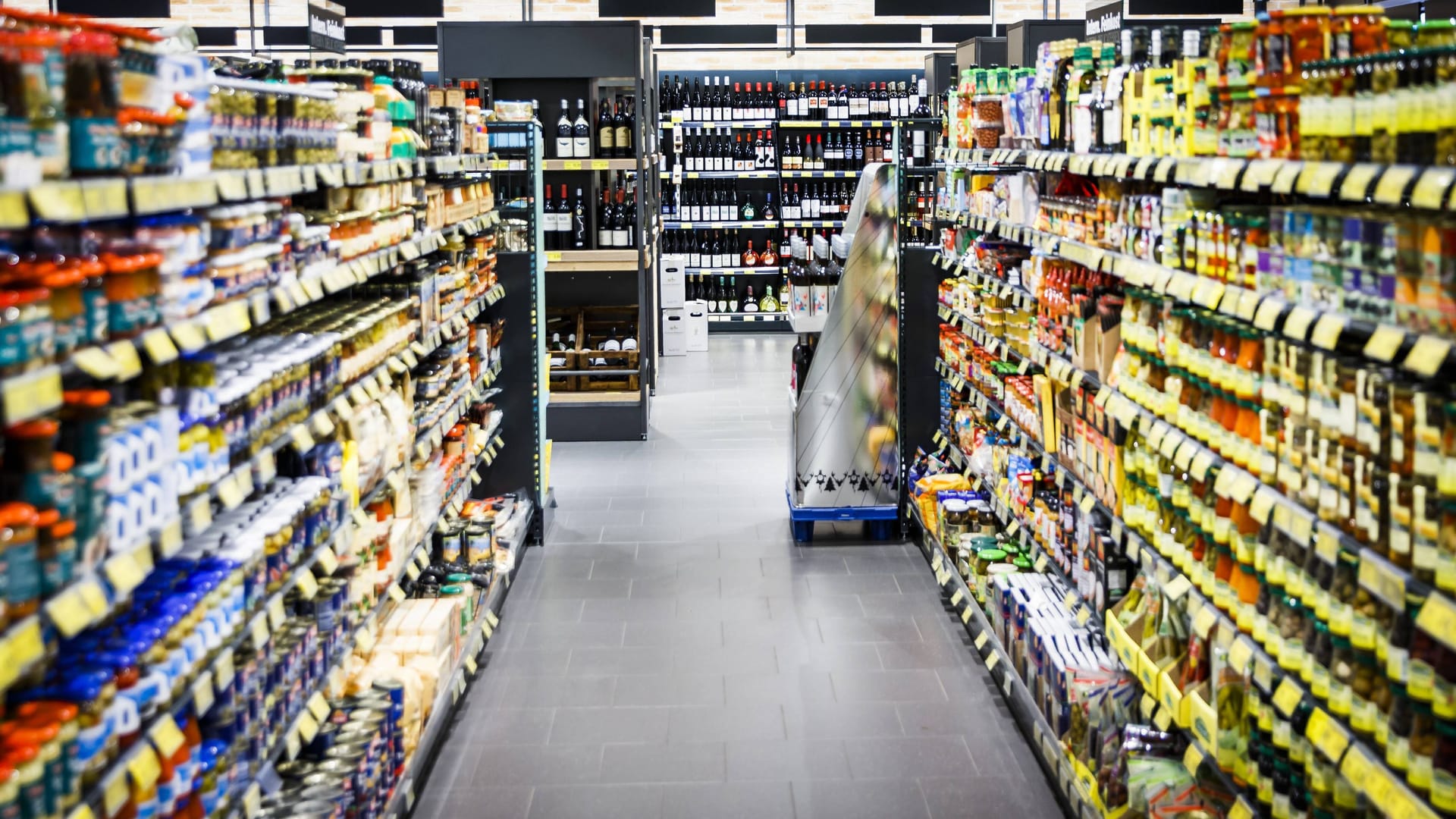 Augen auf bei der Produktwahl: Um Mogelpackungen im Supermarkt zu entlarven, lohnt sich ein prüfender Blick auf die Inhaltsangaben.