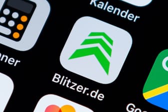 App "Blitzer.de" auf einem Smartphone (Symbolbild): Das Verbot von Blitzer-Apps gilt ab sofort auch für Beifahrer.