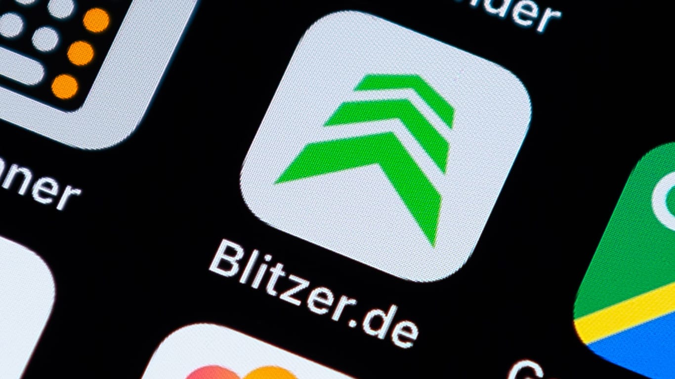 App "Blitzer.de" auf einem Smartphone (Symbolbild): Das Verbot von Blitzer-Apps gilt ab sofort auch für Beifahrer.