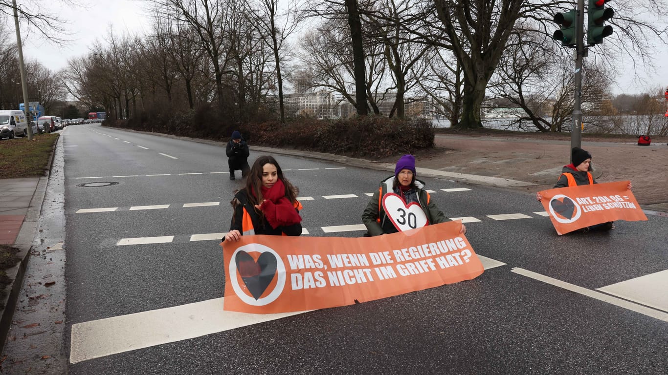 Aktivisten auf der Straße "An der Alster" in Hamburg: Sie blockierten die Zufahrt zur Kennedybrücke.
