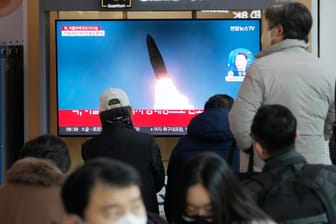 Eine Nachrichtensendung, zu sehen auf einem Bildschirm im Bahnhof von Seoul: Sie zeigt das Archivbild eines nordkoreanischen Raketenstarts.