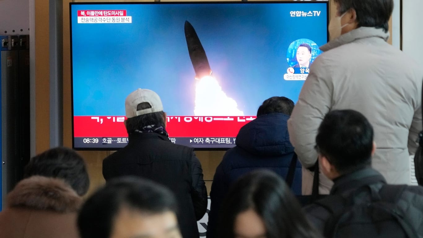 Eine Nachrichtensendung, zu sehen auf einem Bildschirm im Bahnhof von Seoul: Sie zeigt das Archivbild eines nordkoreanischen Raketenstarts.