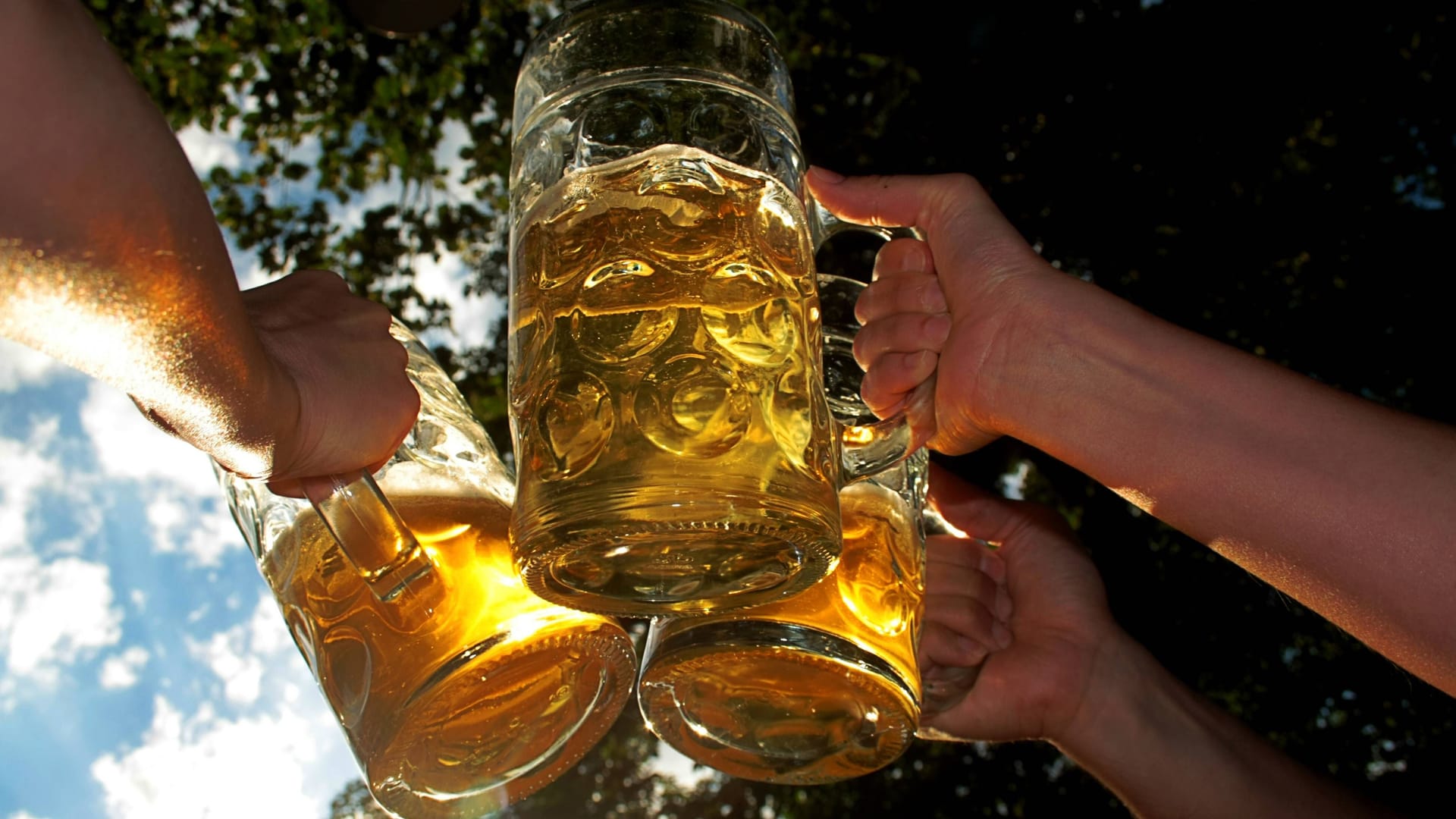 Prost: Im Südwesten sieht man die Bierpreise nicht exorbitant steigen. Prost: Im Südwesten sieht man die Bierpreise nicht exorbitant steigen.