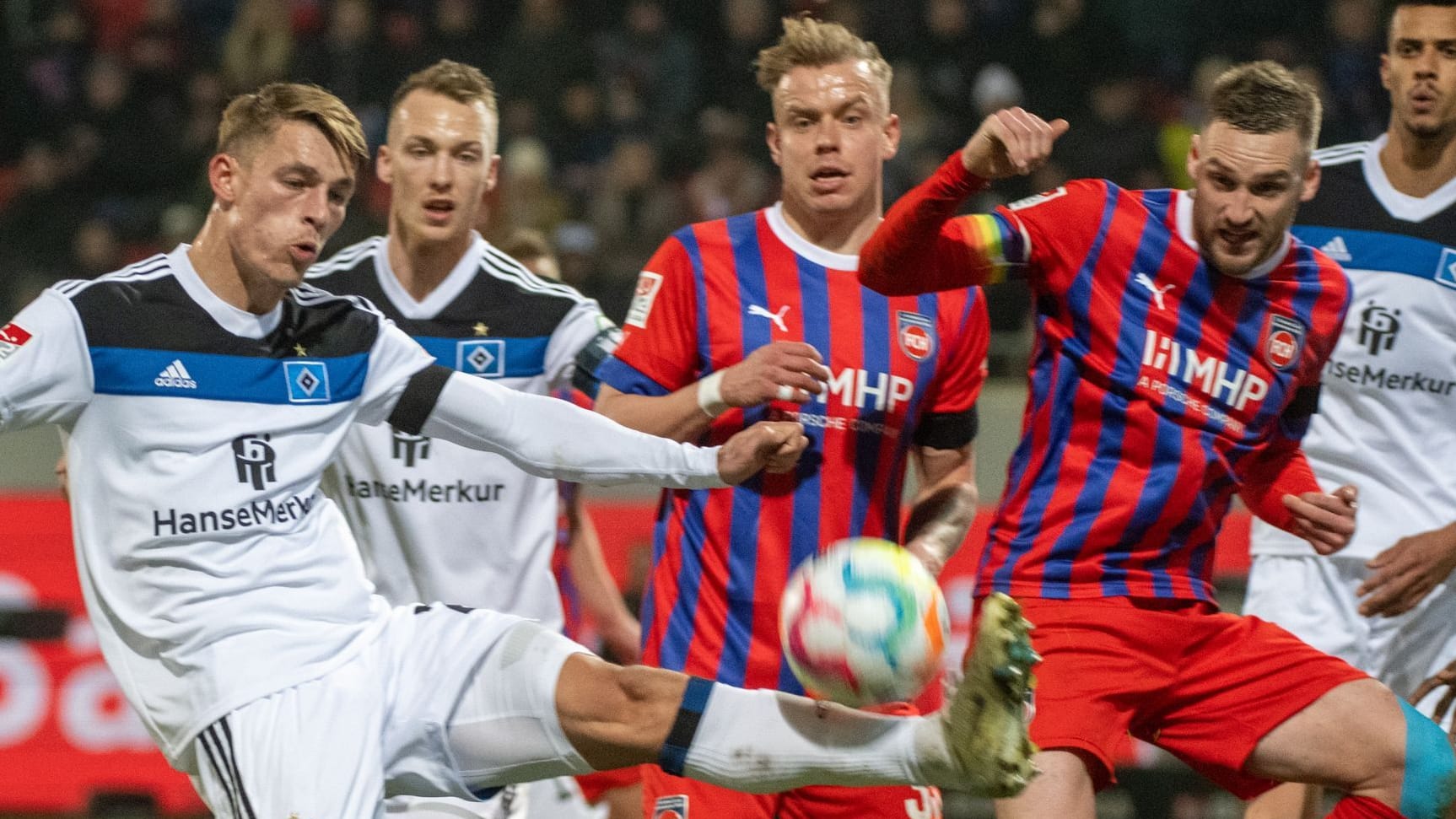 Kampf um den Ball zwischen dem HSV und Heidenheim.