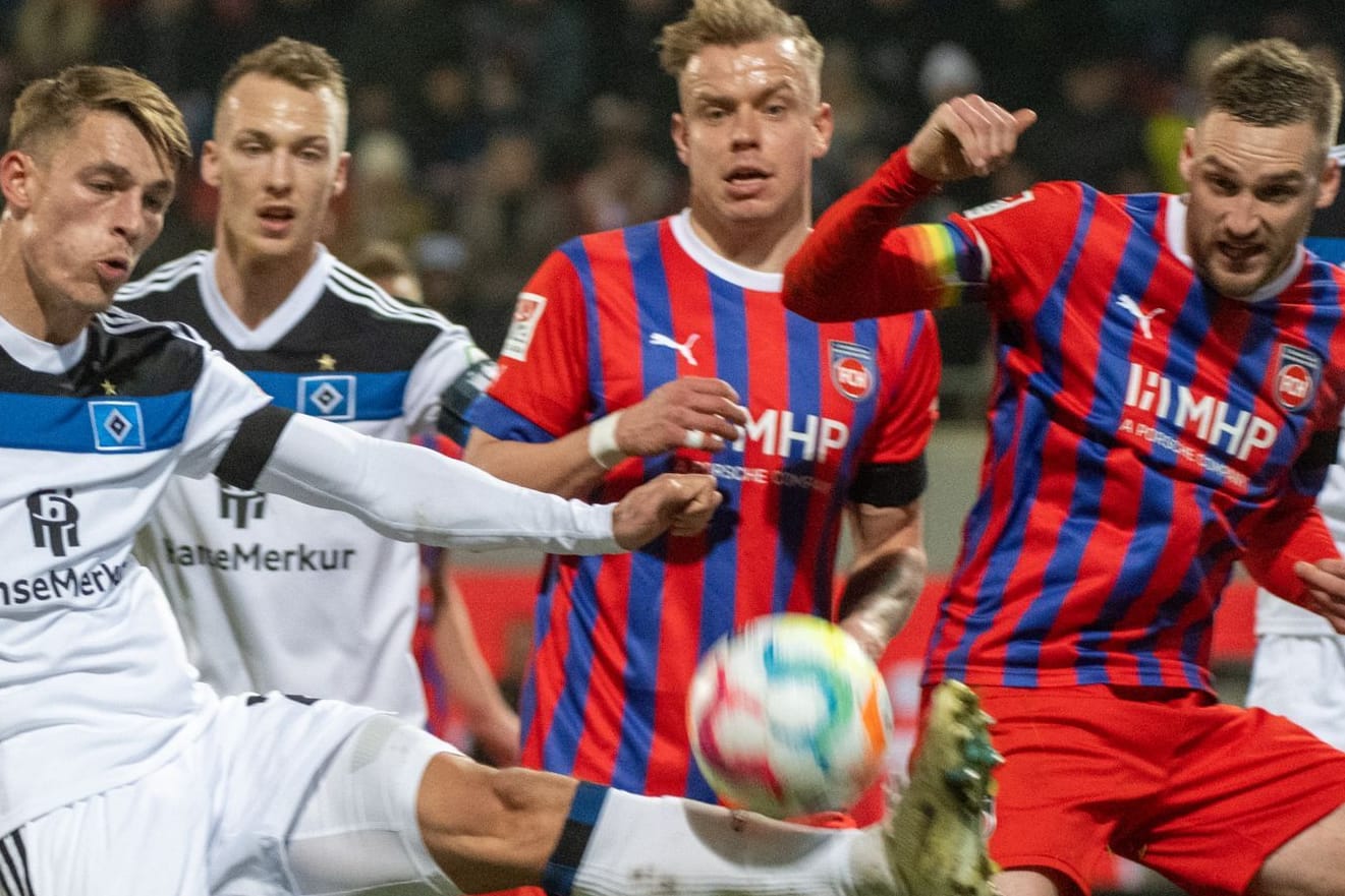 Kampf um den Ball zwischen dem HSV und Heidenheim.