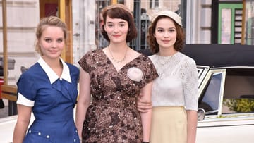 Sonja Gerhardt, Maria Ehrich und Emilia Schüle standen gemeinsam für die "Ku'damm"-Reihe vor der Kamera.