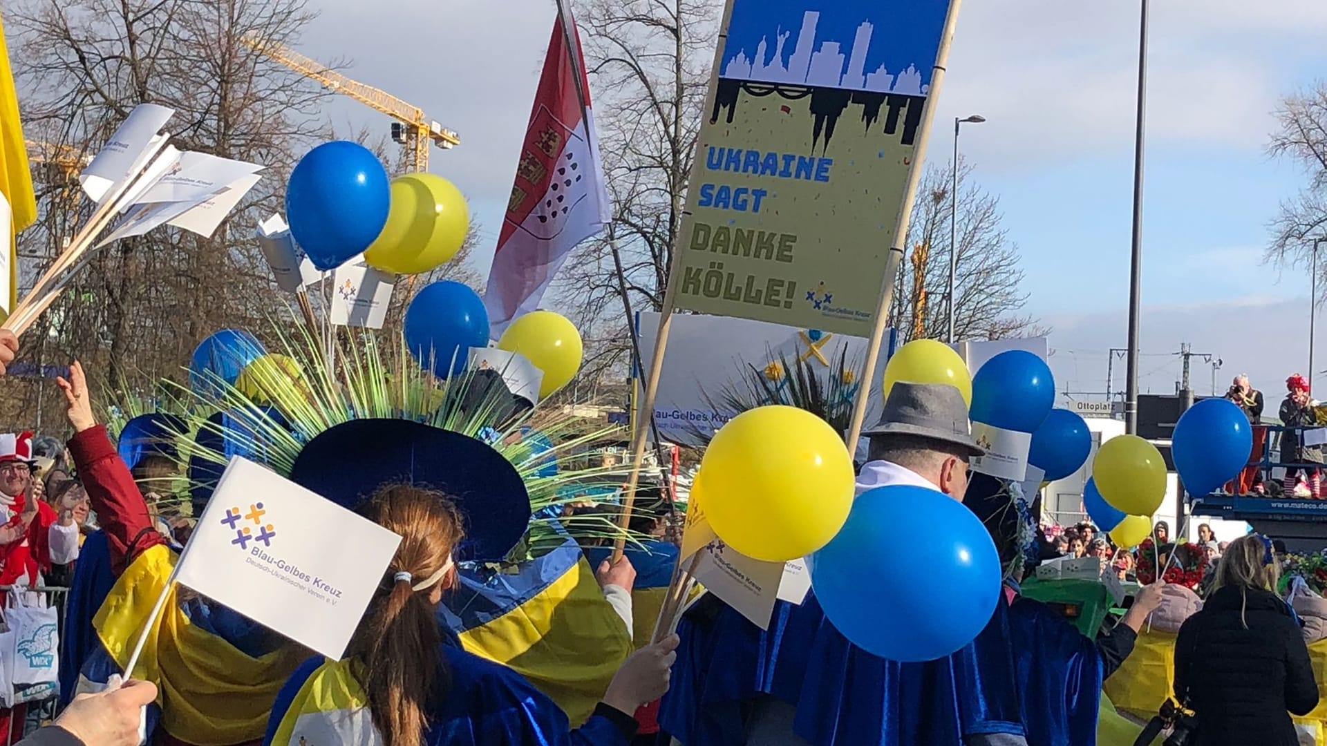 Deutz: Teilnehmer des Blau-Gelben Kreuzes nehmen am Rosenmontagszug teil.