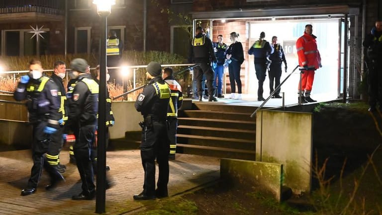 Polizisten und Rettungskräfte vor dem Mehrfamilienhaus: Nähere Details zu den Beteiligten nannten die Beamten nicht.