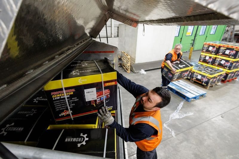 Mitarbeiter des Flughafens Nürnbergs verladen Stromgeneratoren, die für das Erdbebengebiet in der Türkei gespendet wurden.