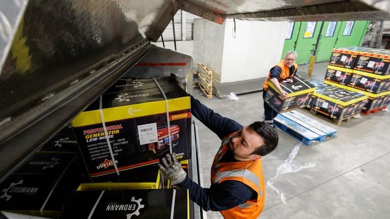 Mitarbeiter des Flughafens Nürnbergs verladen Stromgeneratoren, die für das Erdbebengebiet in der Türkei gespendet wurden.