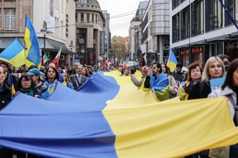 Tausende bei Ukraine- und Iran-Demo in Köln (Archiv): Der Verein Blau-Gelbes Kreuz hat am Freitag zu einer großen Friedensdemo aufgerufen.