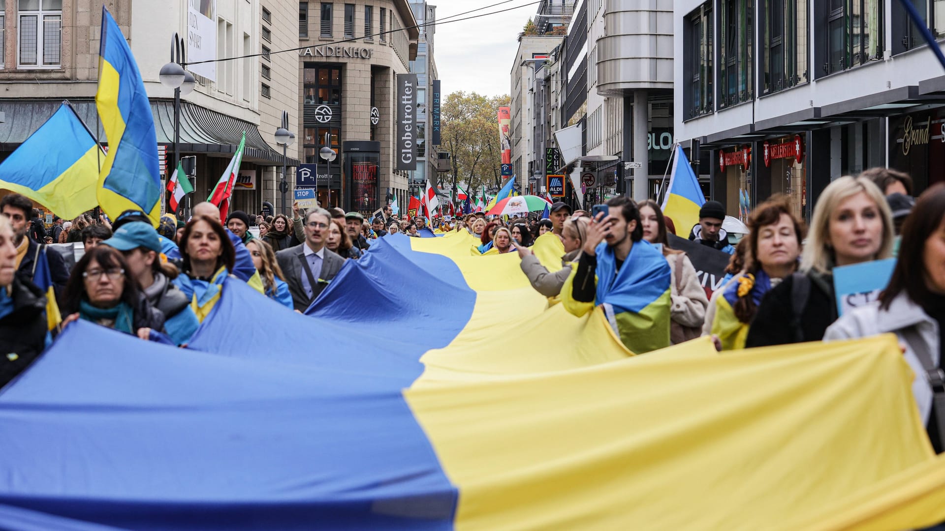 Tausende bei Ukraine- und Iran-Demo in Köln (Archiv): Der Verein Blau-Gelbes Kreuz hat am Freitag zu einer großen Friedensdemo aufgerufen.