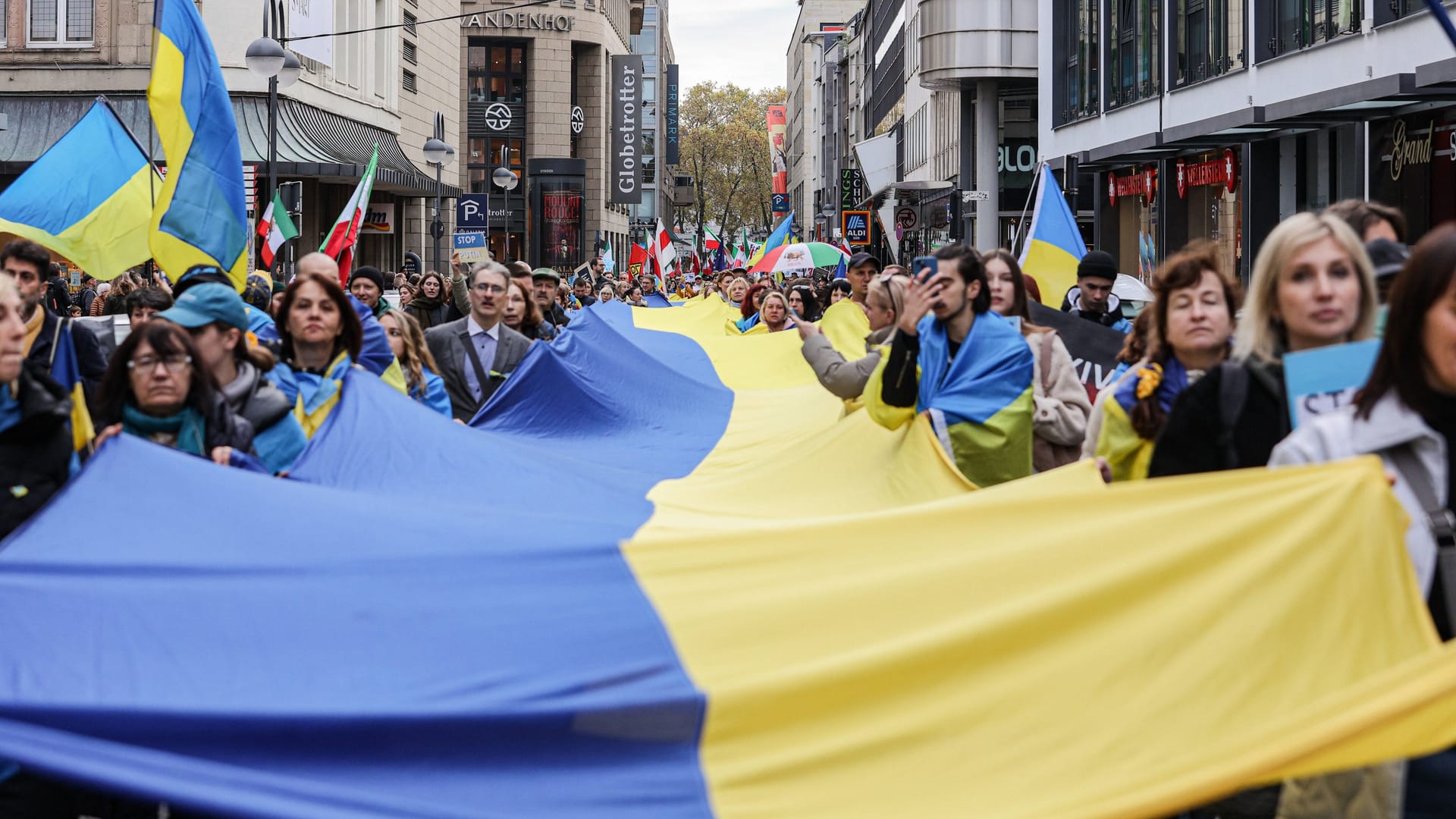 Tausende bei Ukraine- und Iran-Demo in Köln (Archiv): Der Verein Blau-Gelbes Kreuz hat am Freitag zu einer großen Friedensdemo aufgerufen. Tausende bei Ukraine- und Iran-Demo in Köln (Archiv): Der Verein Blau-Gelbes Kreuz hat am Freitag zu einer großen Friedensdemo aufgerufen.