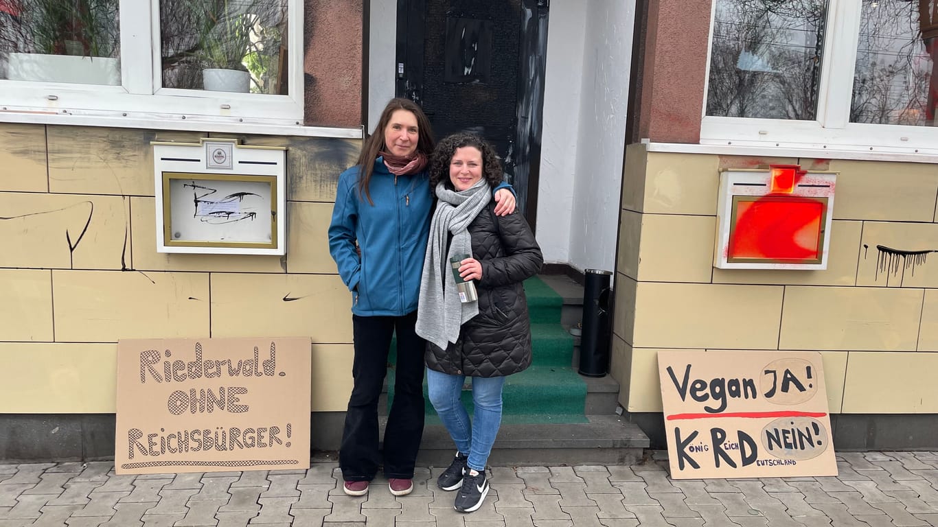 Anwohnerin Grit (links) und Sandra (rechts) vor dem Vereinslokal in Frankfurt: Sie fordern, dass der Verein die Räume wieder verlässt.