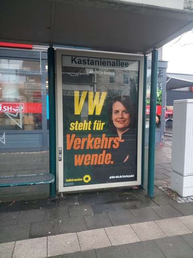 Ein Fake-Plakat mit Niedersachsens Kultusministerin Julia Willie Hamburg in Braunschweig.