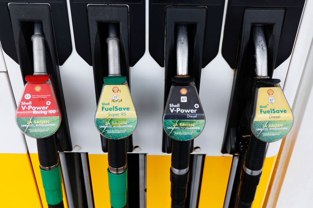 Zapfpistolen mit Benzin und Diesel an einer Shell-Tankstelle (Symbolbild): Das Unternehmen versichert, für die entstandenen Schäden aufzukommen.