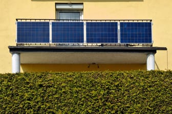 Balkonkraftwerk (Symbolbild): Die heimische Solaranlage auf dem Balkon kann sich lohnen.
