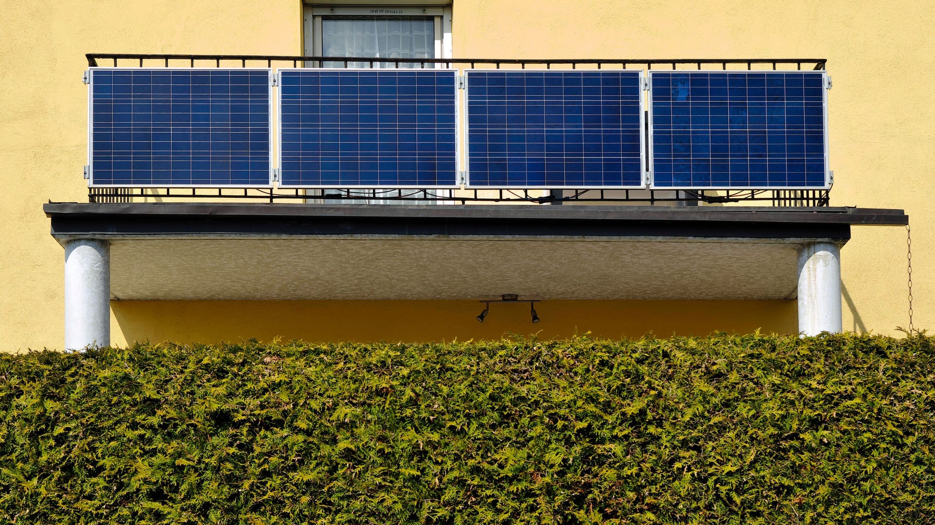 Balkonkraftwerk (Symbolbild): Die heimische Solaranlage auf dem Balkon kann sich lohnen.